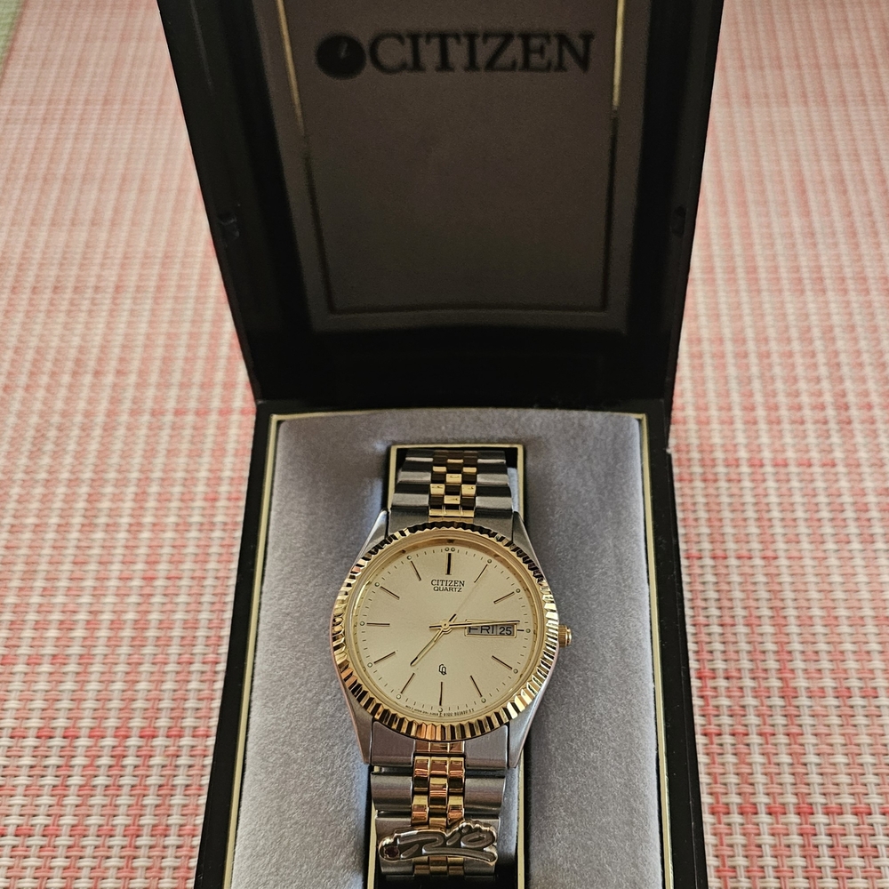 Vintage Men's Citizen Quartz Gold and Silver Plated Stainless Steel Clasp Watch